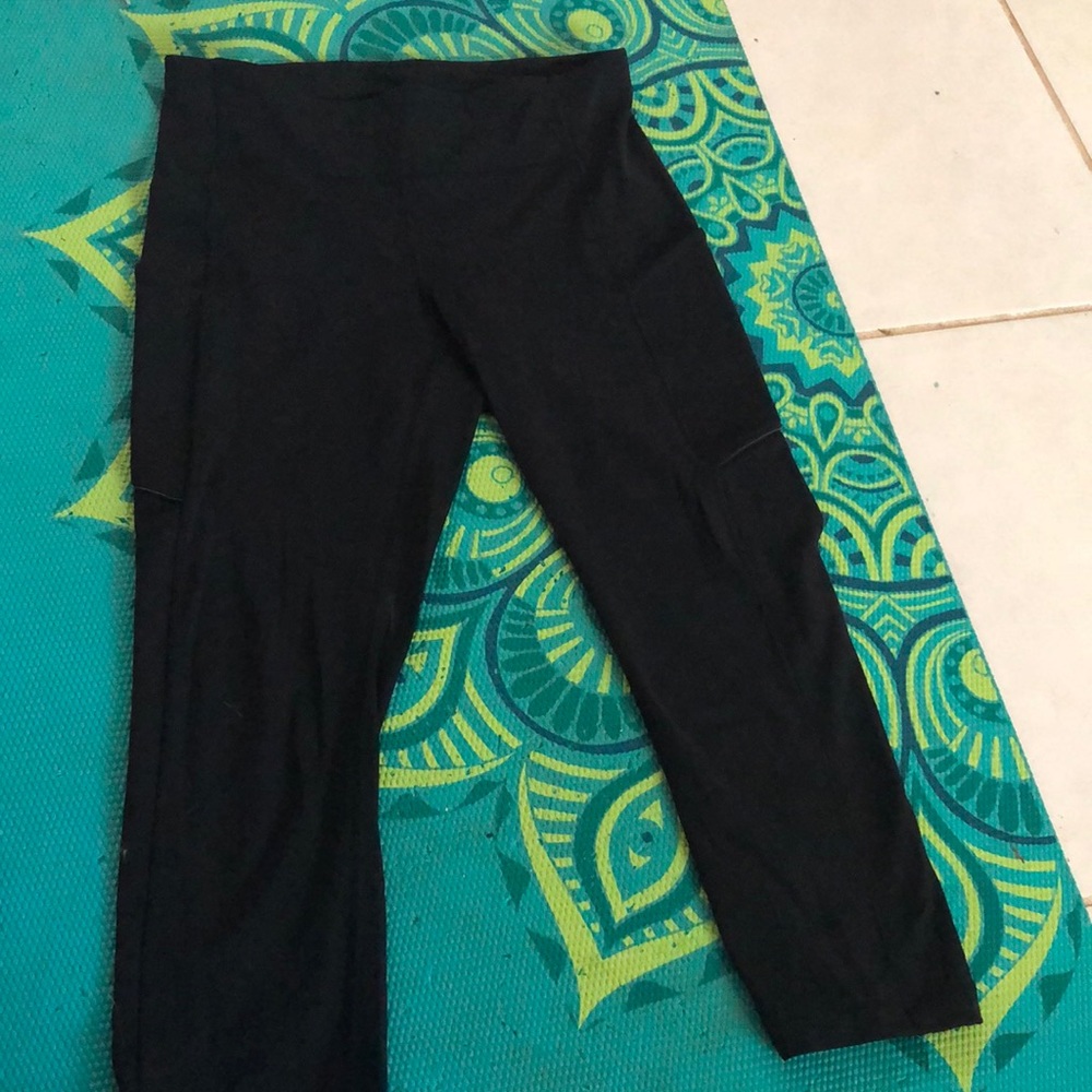 Lululemon size 6 black leggings. I think these are the fast and free!